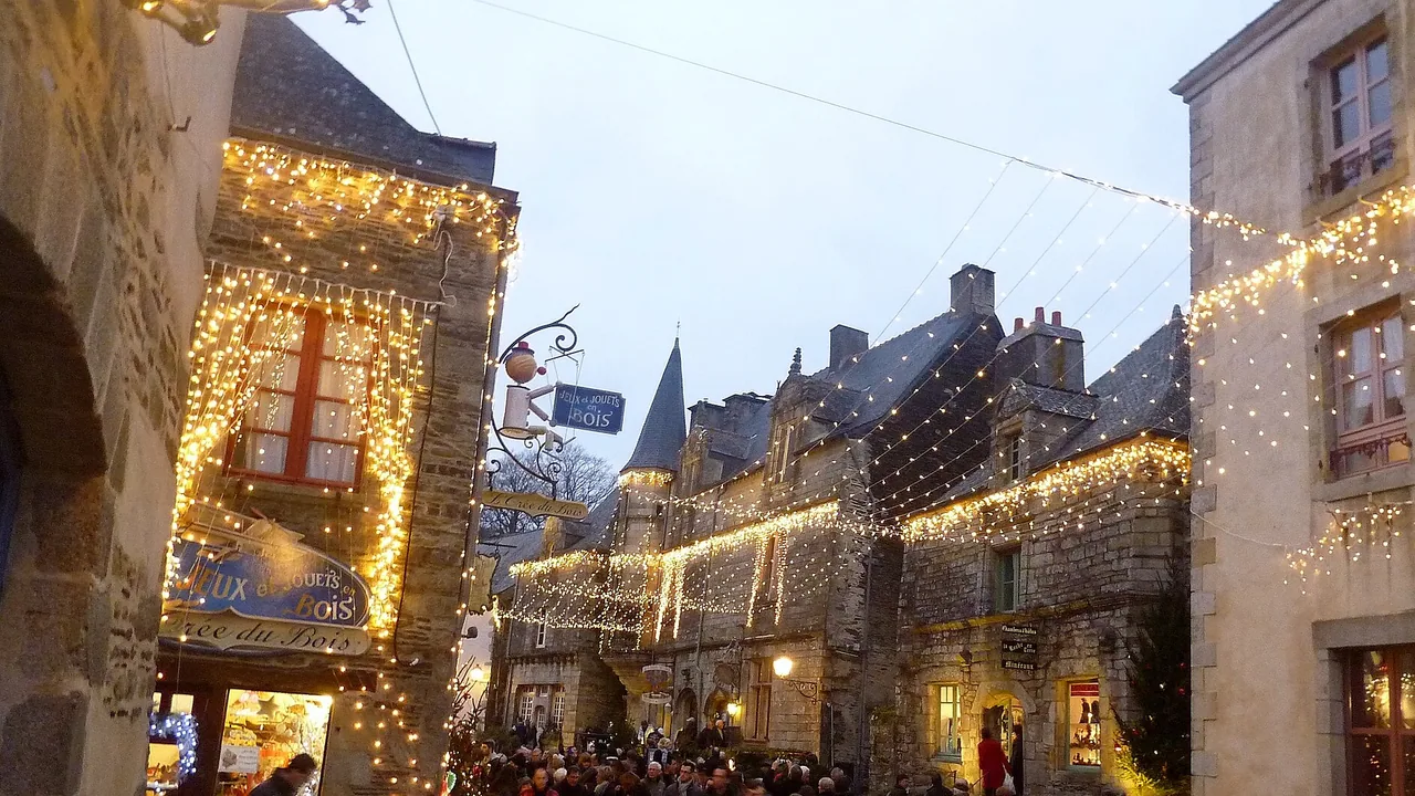 Façades et ruelles de Rochefort-en-Terre décorées d’illuminations de Noël en décembre 2014, et non lors de l’édition 2026.