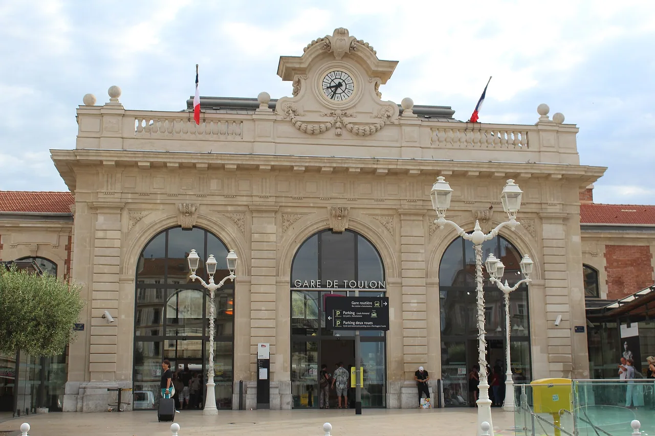 Gare ferroviaire de Toulon, point d'arrivée des familles venant en train