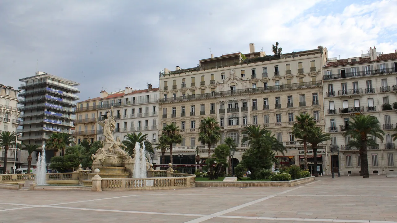 Place de la Liberté à Toulon photographiée en été, lieu prévu pour le marché de Noël 2026