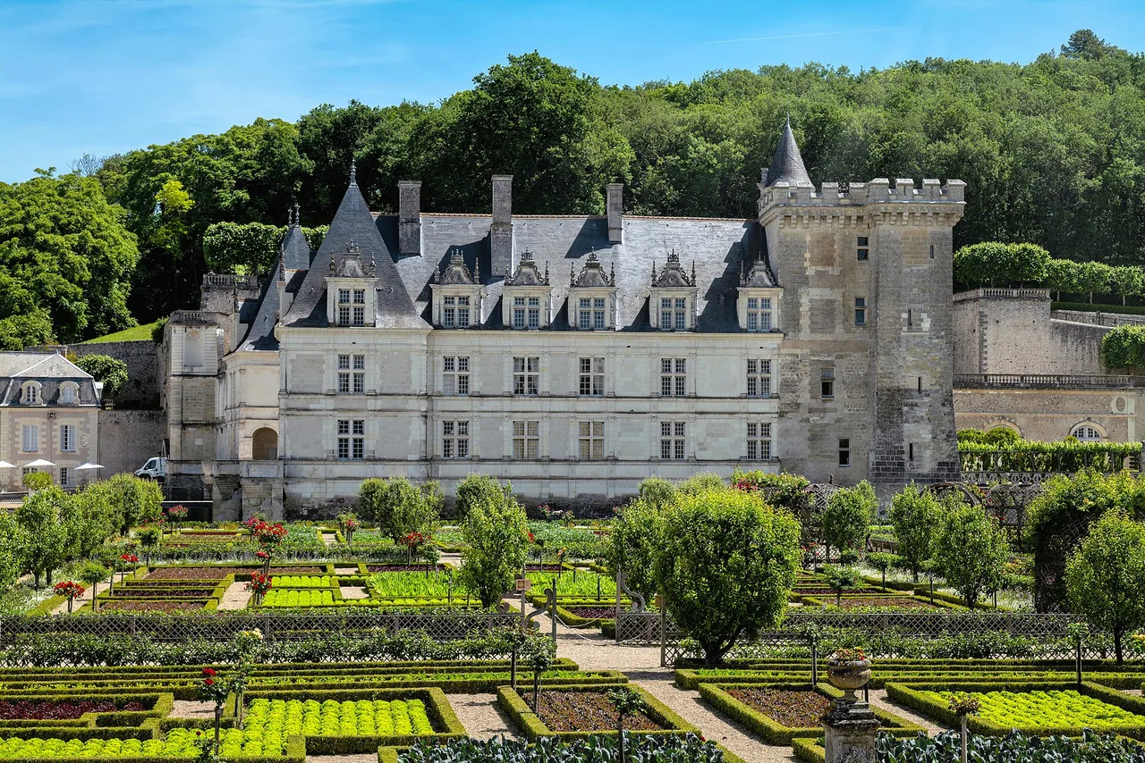 Façade du château de Villandry et potager décoratif en mai, sans illuminations de Noël