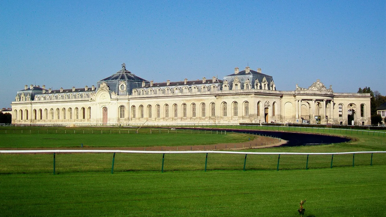 Vue d'ensemble des Grandes Écuries de Chantilly, photographiées hors spectacle de Noël