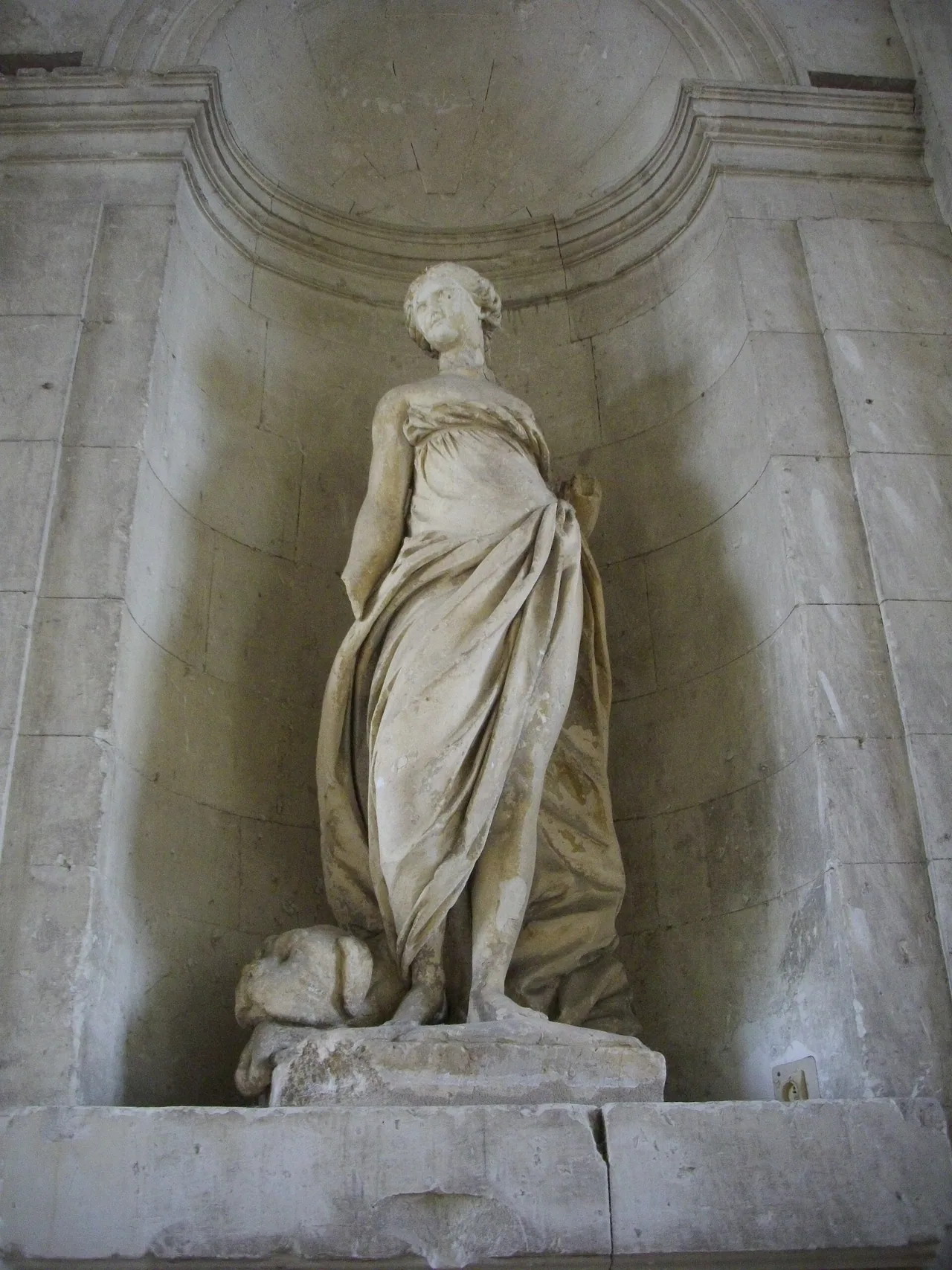 Escalier intérieur de l'aile Gaston d'Orléans du château de Blois, hors animation de Noël