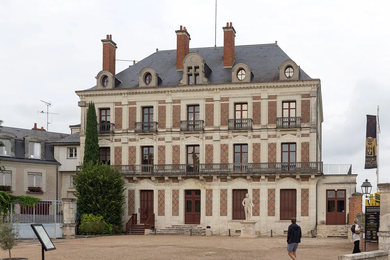 Façade de la Maison de la Magie à Blois, photographiée en août 2025