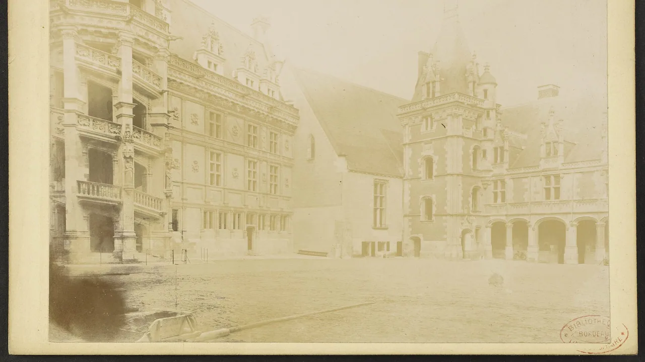 Cour du château royal de Blois sur une photographie historique de Jean-Auguste Brutails, sans décorations de Noël