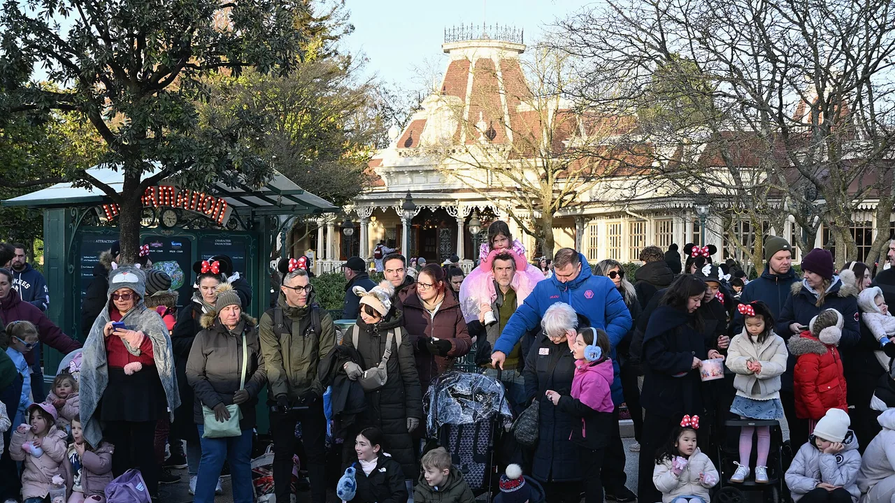 Visiteurs attendant une parade à Disneyland Paris en 2026