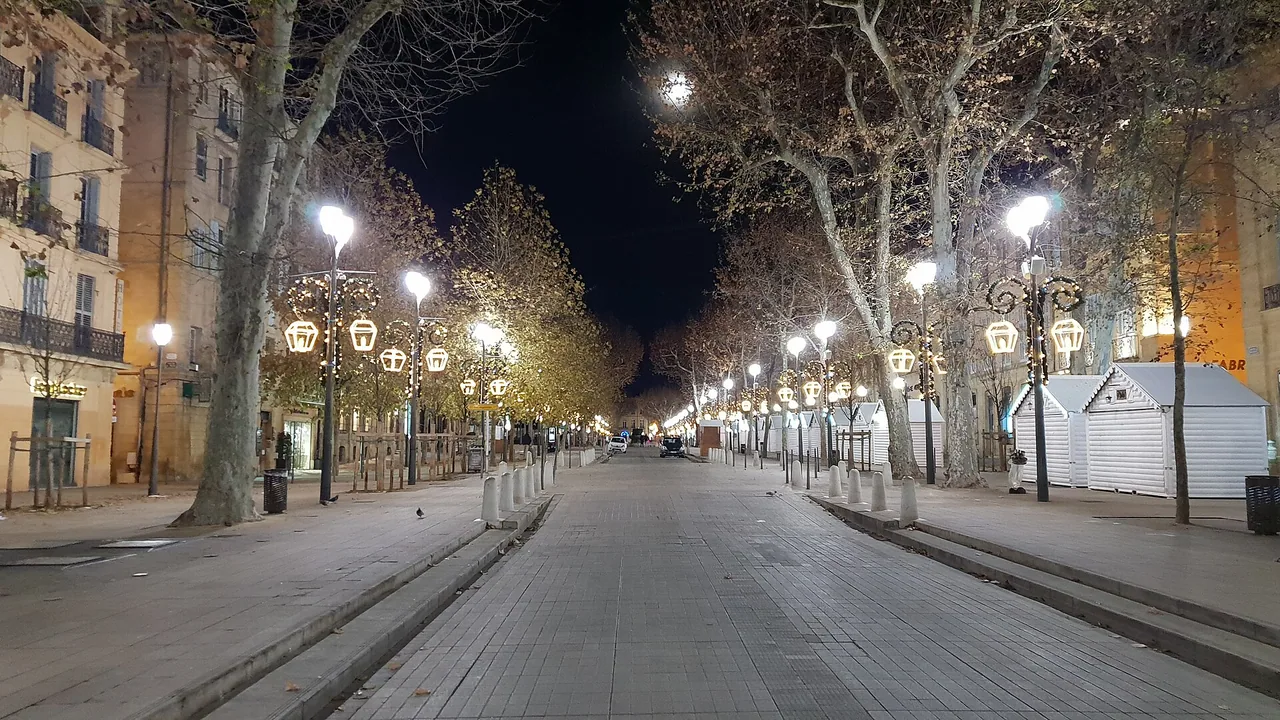 Chalets du marché de Noël sur le cours Mirabeau à Aix-en-Provence en décembre 2018.