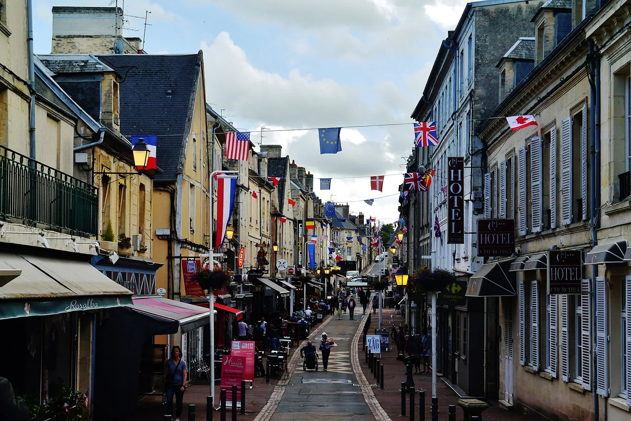 Rue Saint-Jean dans le centre historique de Bayeux, photographiée hors période de Noël