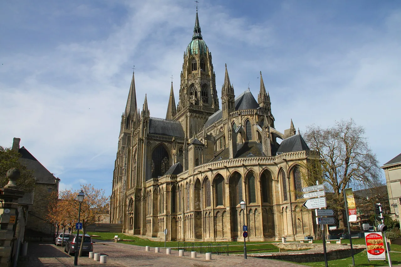 Chevet de la cathédrale Notre-Dame de Bayeux, photographié depuis l'extérieur