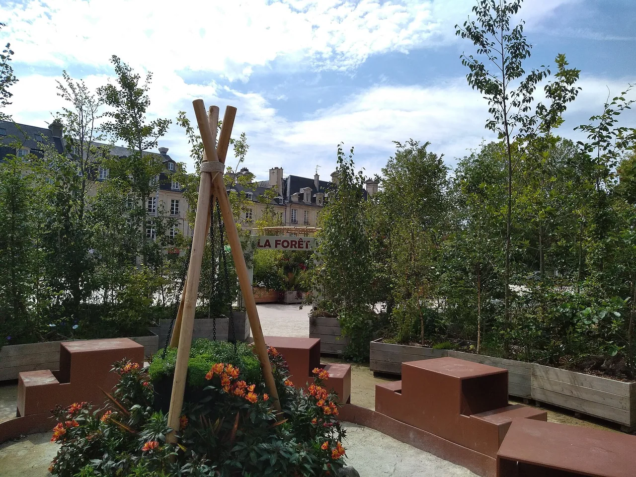 Place de la République à Caen photographiée en été 2020, sans chalets de Noël