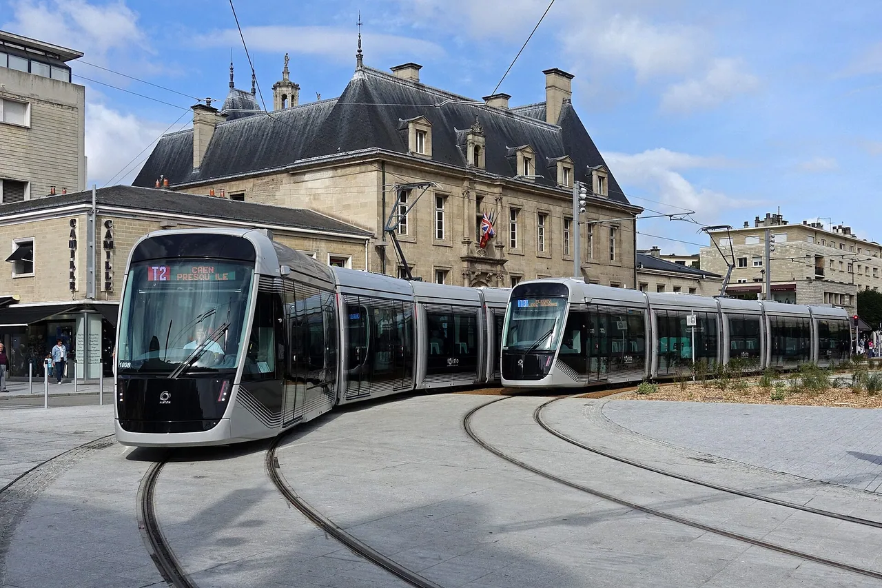 Deux rames du tramway Twisto traversant la place Saint-Pierre à Caen en 2019