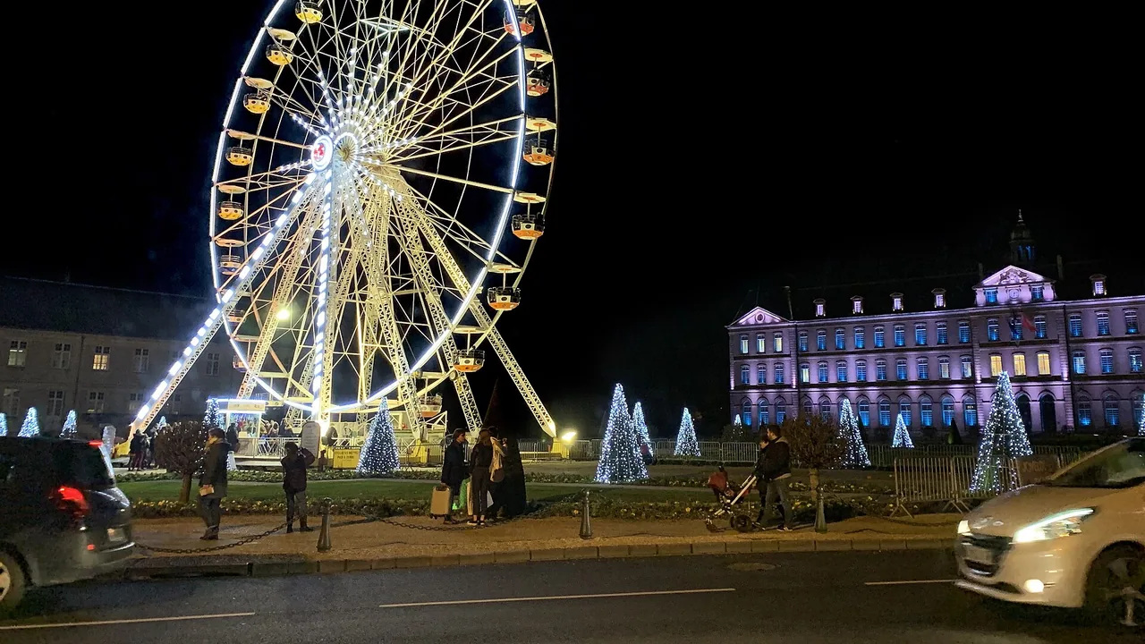 Grande roue et illuminations de Noël devant l'hôtel de ville de Caen en décembre 2019