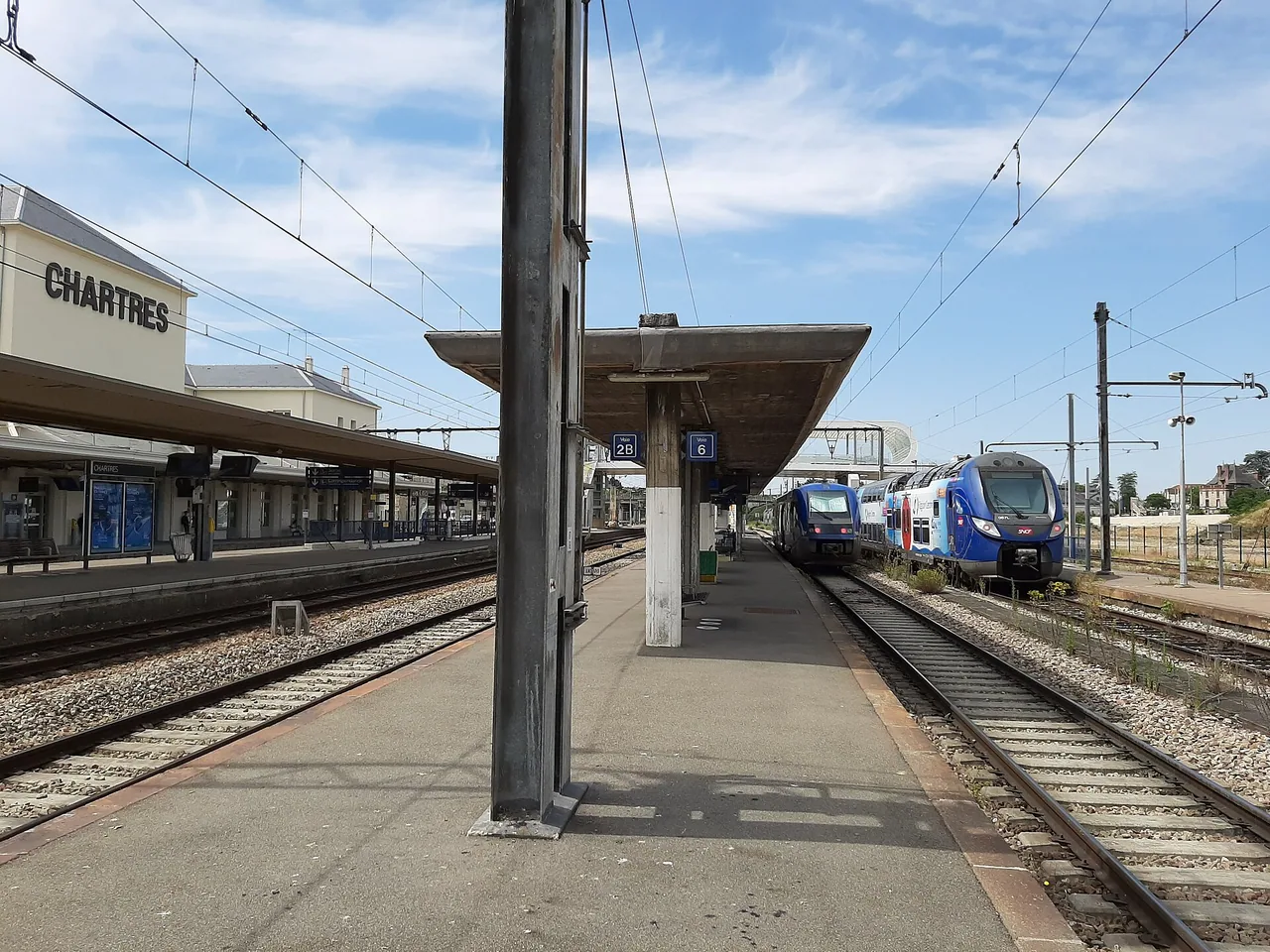 Façade de la gare ferroviaire de Chartres photographiée en juin 2020