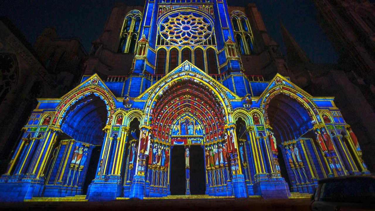 Cathédrale de Chartres éclairée la nuit lors de Chartres en lumières en septembre 2015
