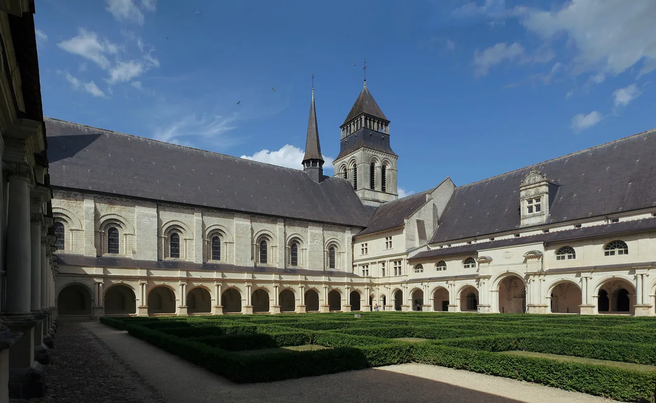 Cloître du Grand-Moûtier et abbatiale de Fontevraud, photographiés hors animations de Noël