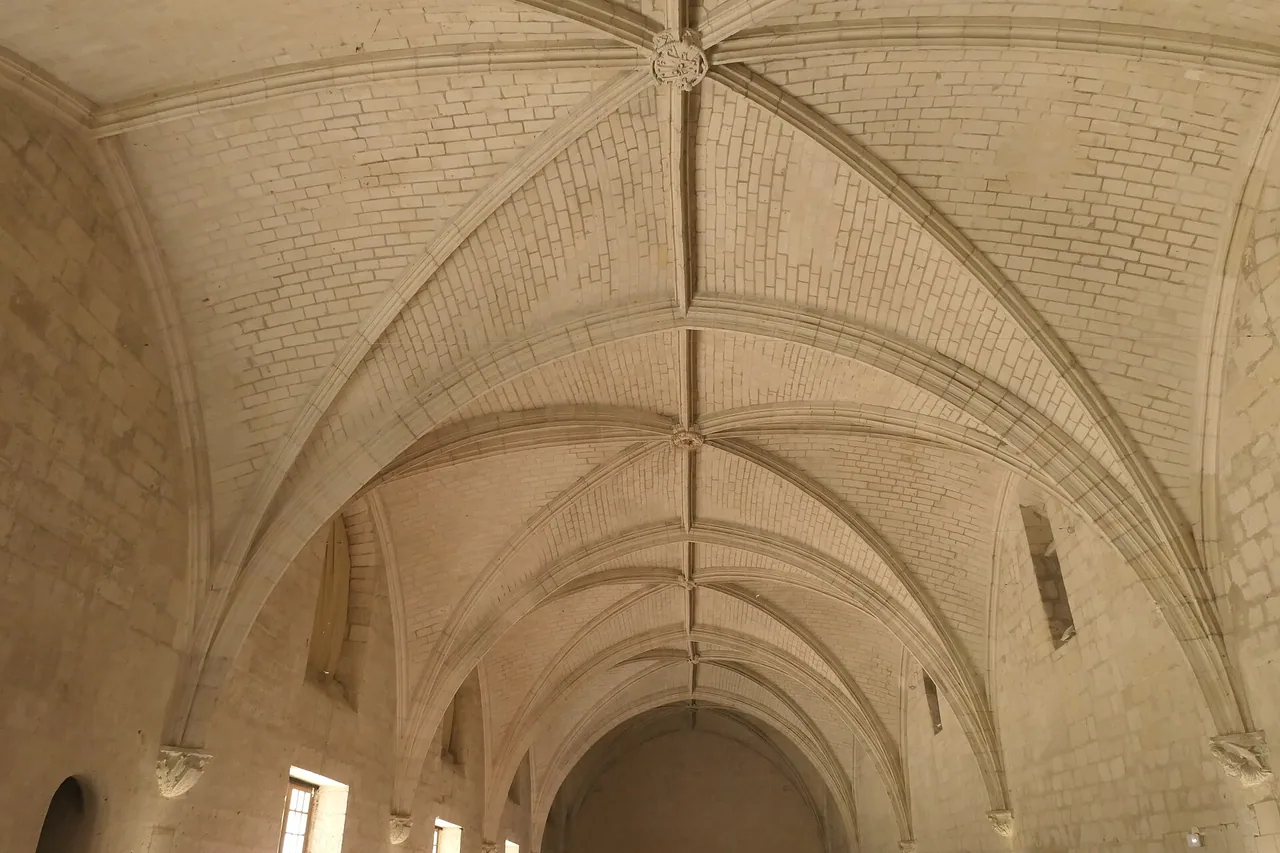 Intérieur du réfectoire de l'abbaye royale de Fontevraud, hors animations de Noël