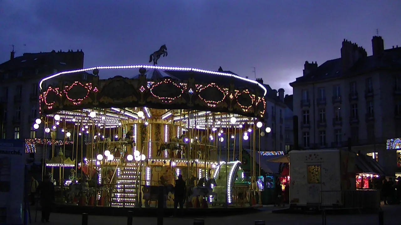 Manège illuminé au marché de Noël de la place Royale à Nantes, photographié en 2011.