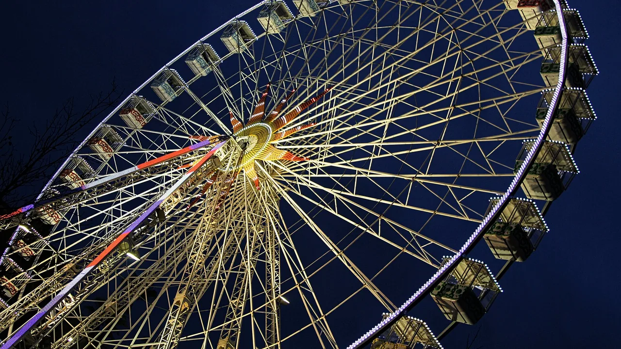 Grande roue illuminée dans le centre de Nice, photographiée en 2016, hors édition de Noël 2026