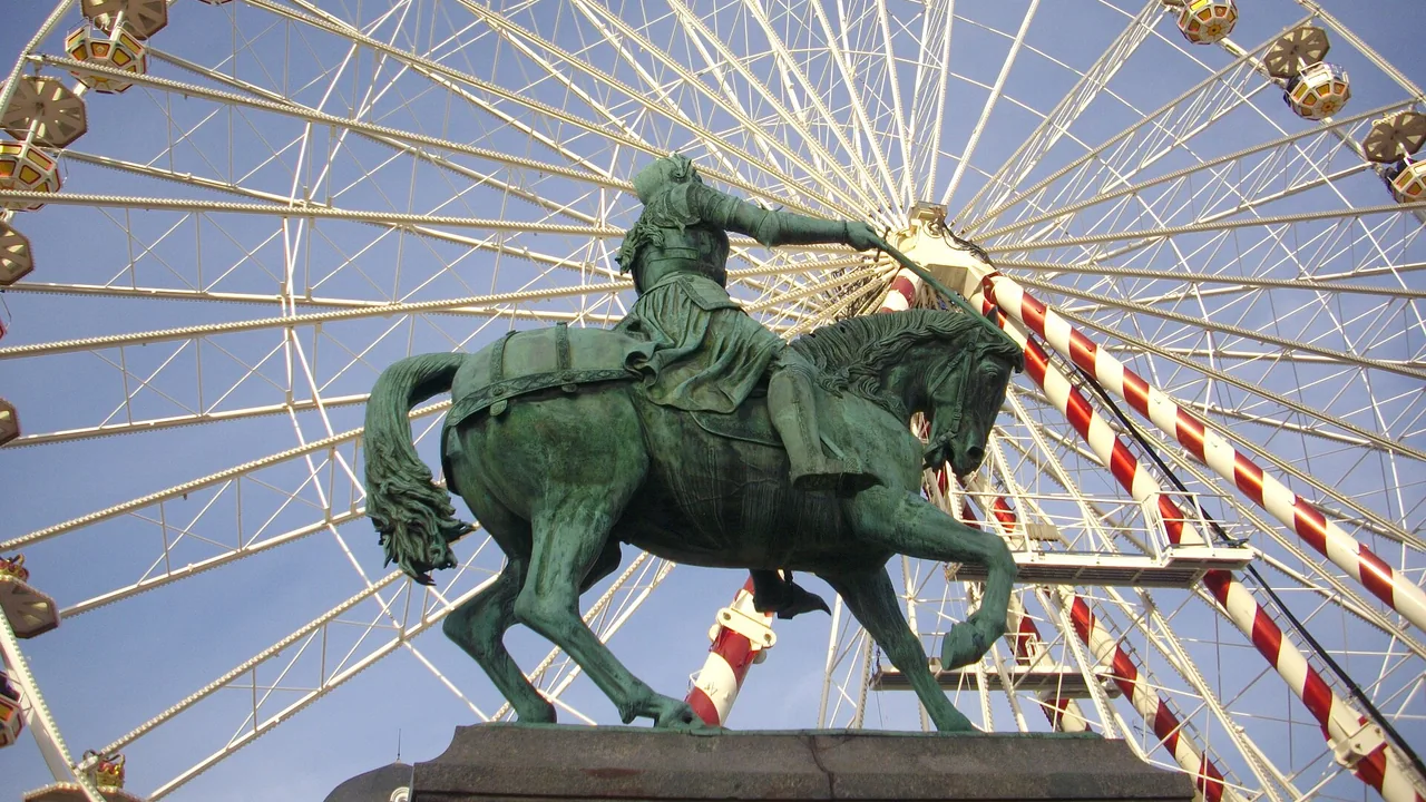 Grande roue et statue de Jeanne d'Arc place du Martroi à Orléans en décembre 2017, hors édition 2026