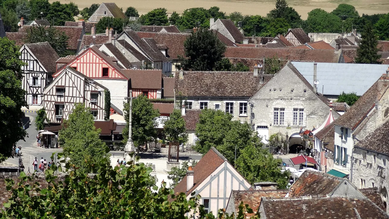 Vue de la place du Châtel à Provins depuis la tour César en été, hors marché de Noël