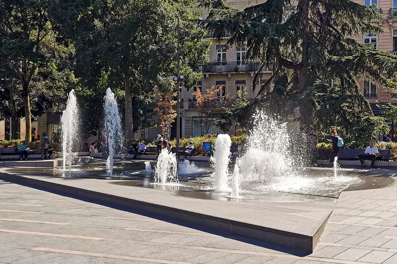 Fontaine du square Charles-de-Gaulle à Toulouse, lieu du marché de Noël, photographié hors événement.