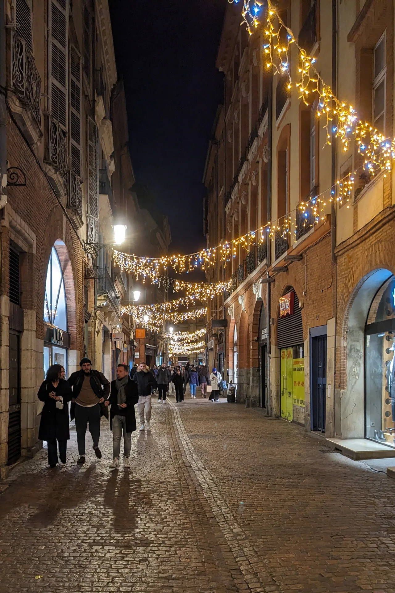 Illuminations de Noël dans la rue Saint-Rome à Toulouse en 2023, hors édition 2026.
