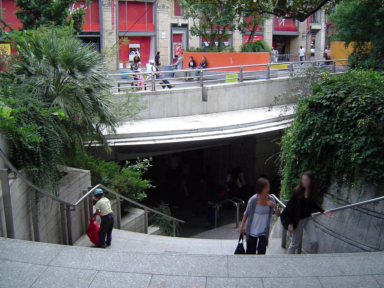 Entrée de la station de métro Capitole à Toulouse photographiée en 2009.