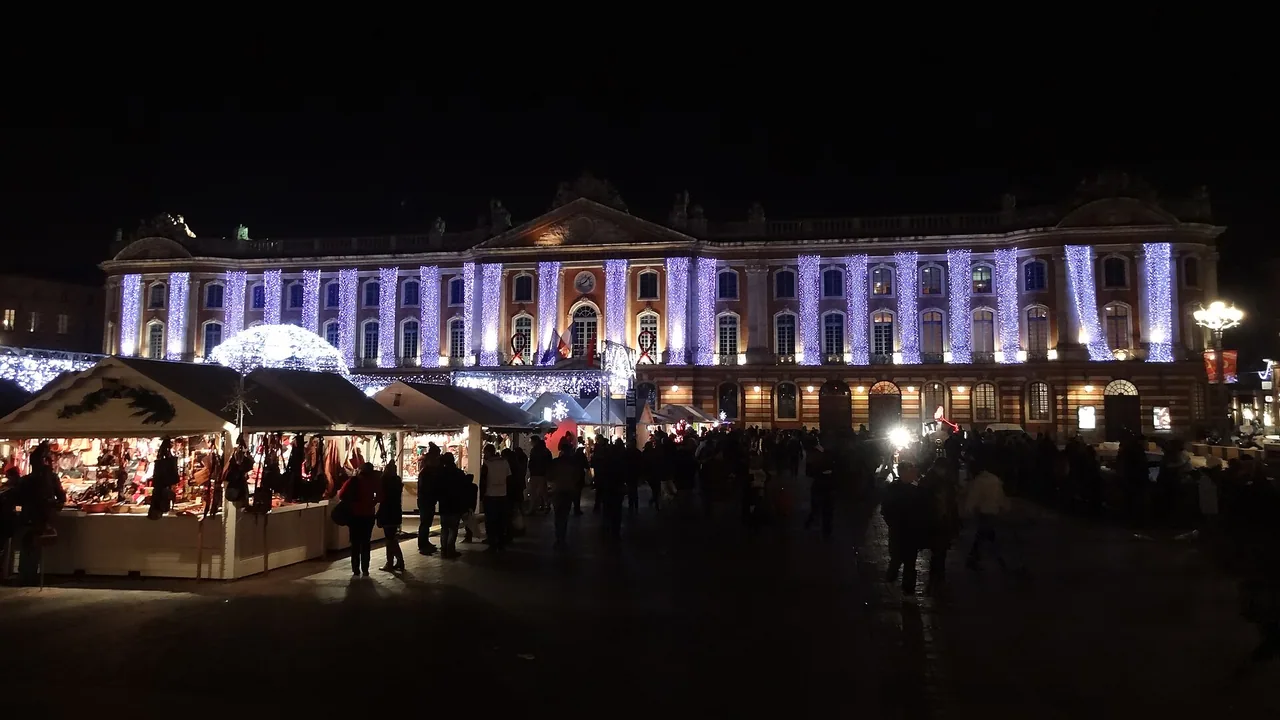 Marché de Noël sur la place du Capitole à Toulouse, photographié en décembre 2012, et non lors de l'édition 2026.