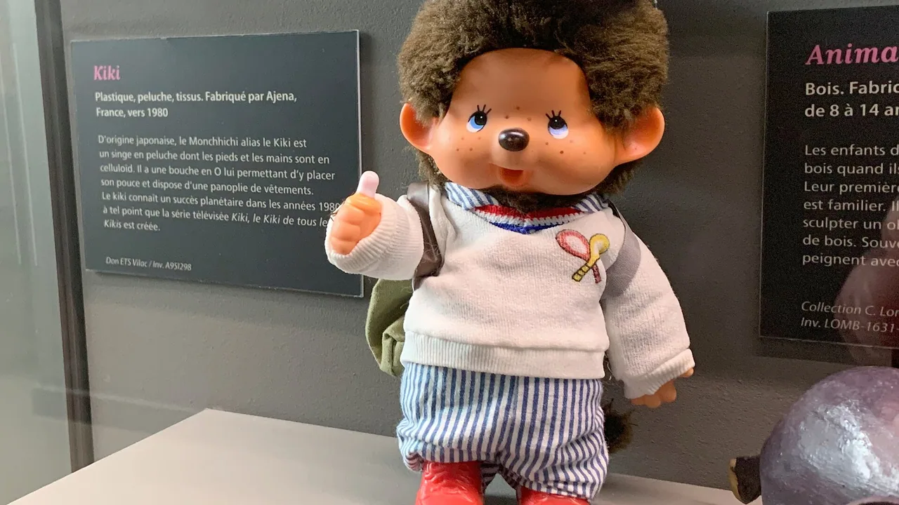 Peluche Kiki aux yeux bleus exposée au Musée du Jouet de Moirans-en-Montagne, hors festival de Noël.