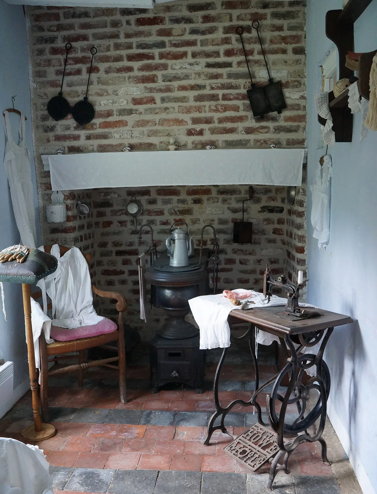 Atelier de couture et de dentelles photographié au Musée de Plein Air en 2016, hors marché de Noël