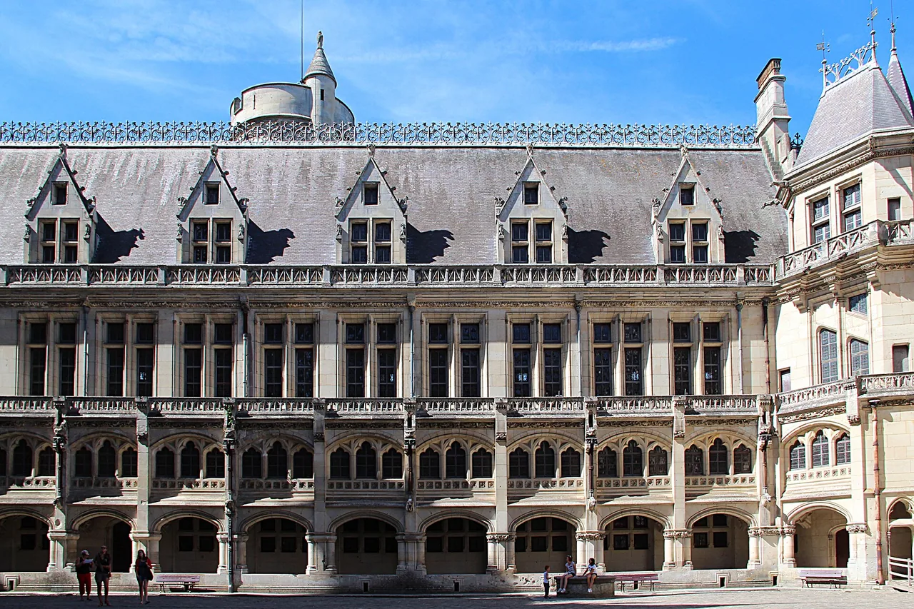 Cour d'honneur et galerie du château de Pierrefonds, sans les décors de Noël