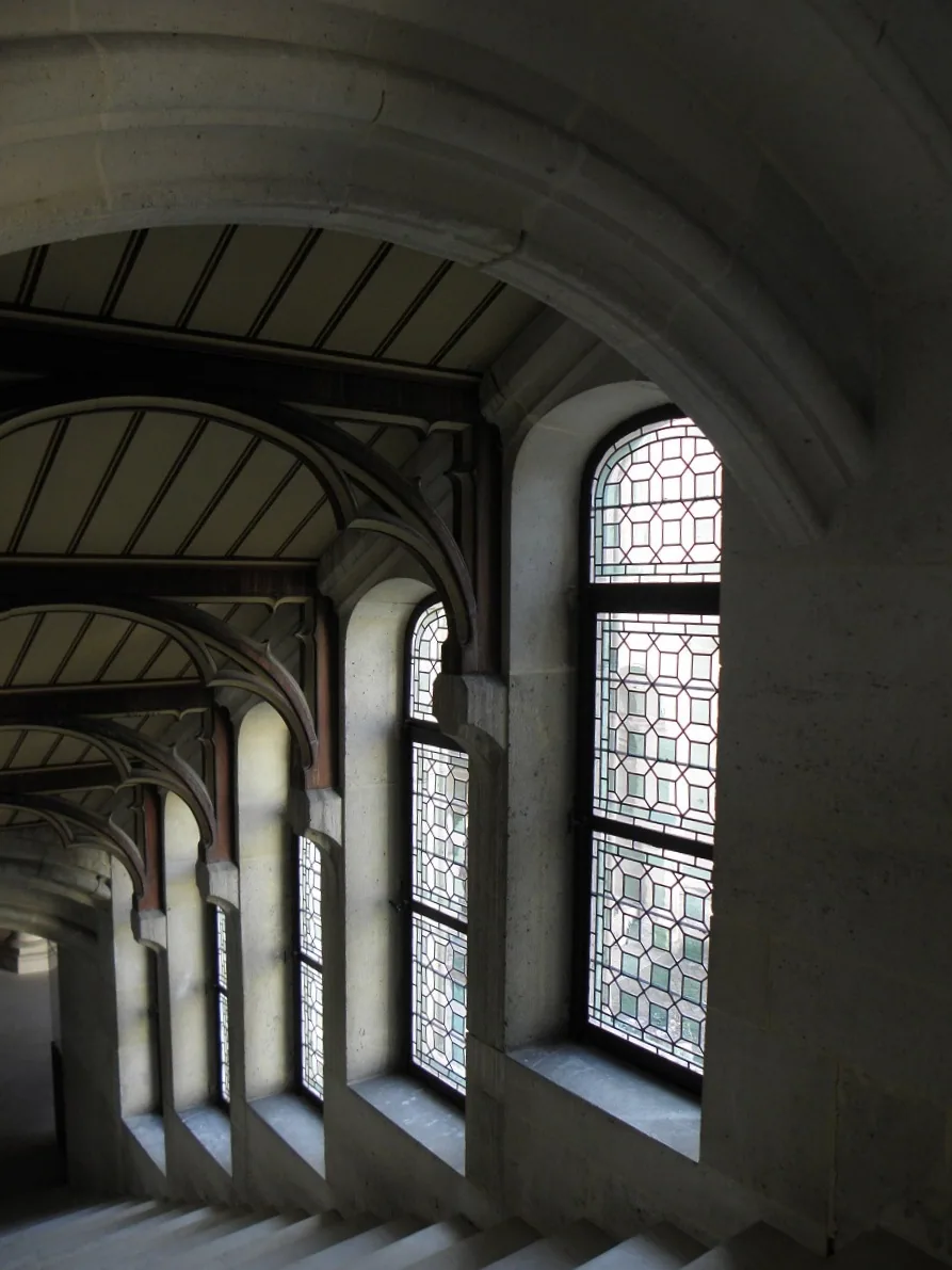 Grand escalier intérieur de l'aile des invités au château de Pierrefonds