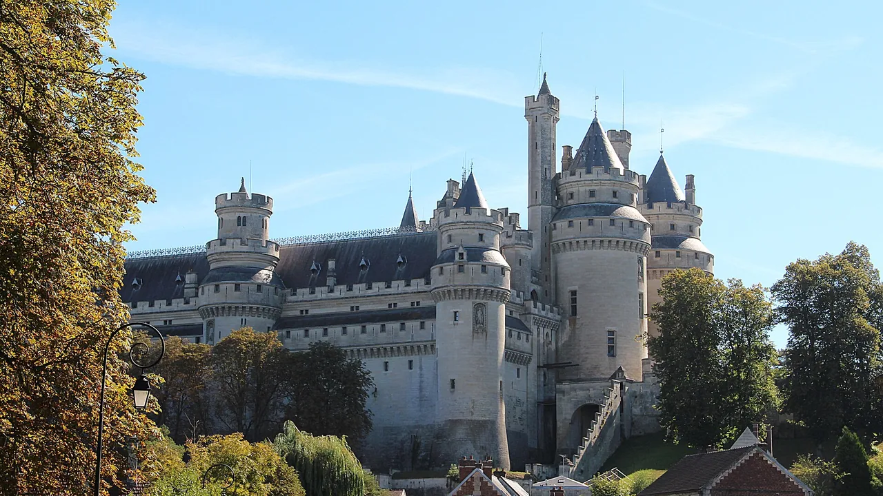 Vue extérieure du château de Pierrefonds et de ses tours, photographié hors des animations de Noël