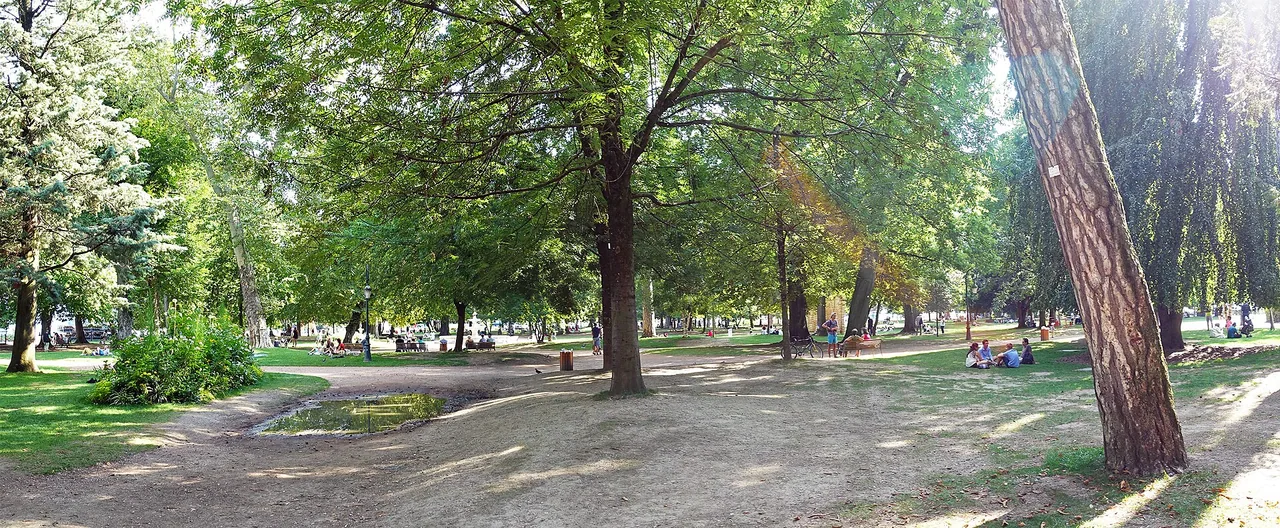 Panorama des Jardins de l'Europe à Annecy en été, hors installation de patinoire