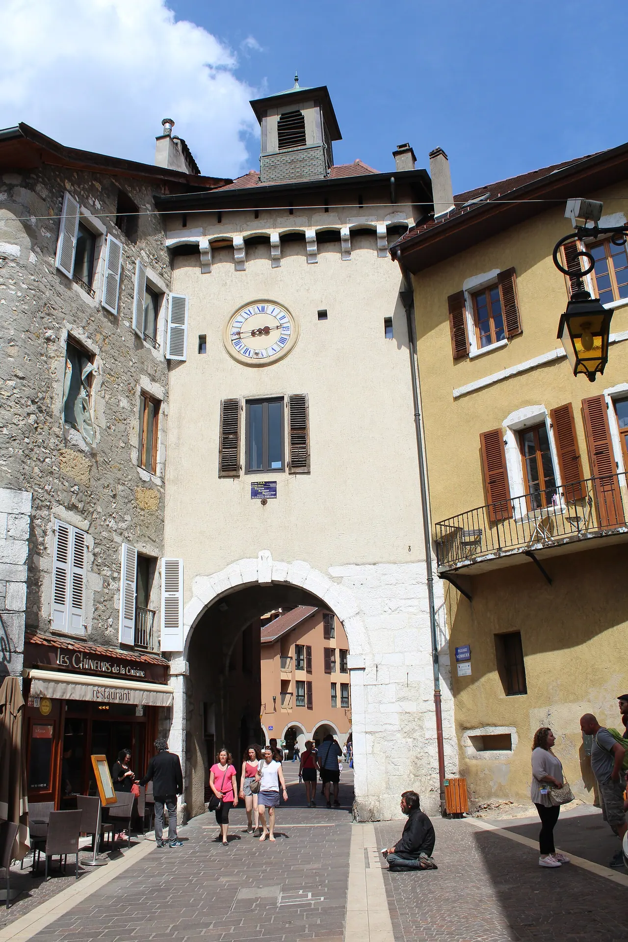 Porte Sainte-Claire et son horloge dans la vieille ville d'Annecy, hors illuminations