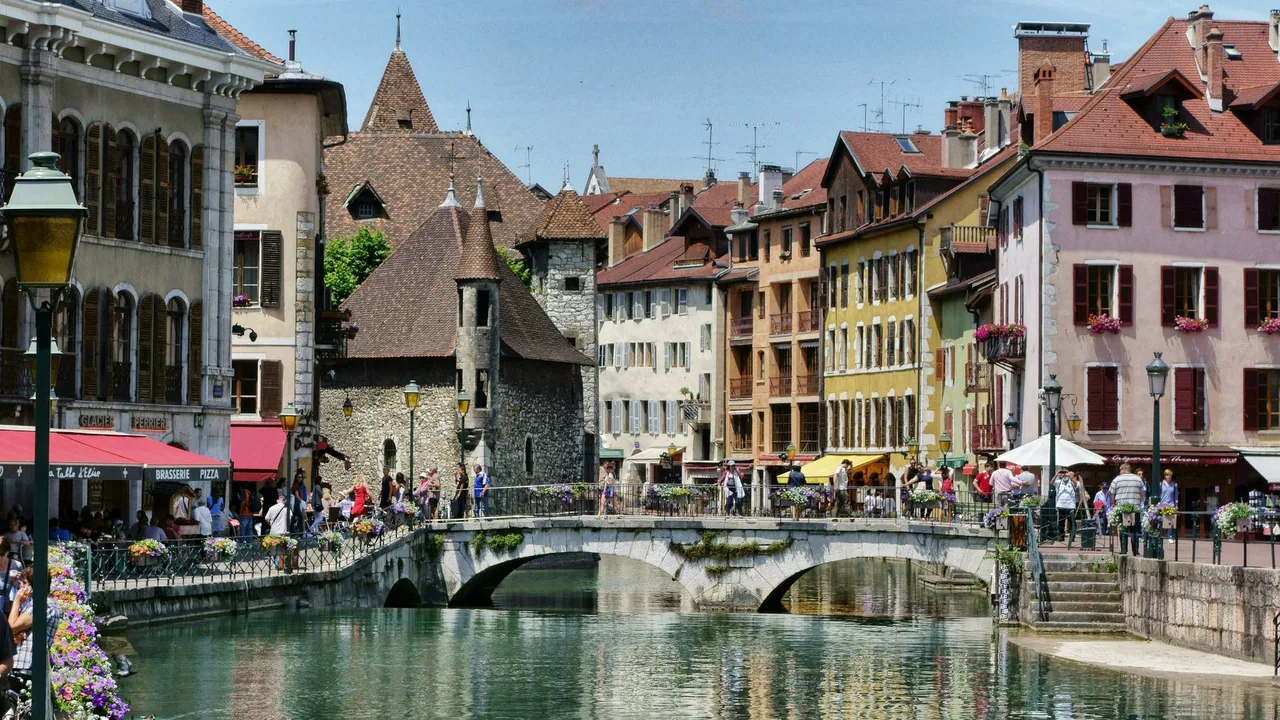 Palais de l'Isle et canal du Thiou dans la vieille ville d'Annecy