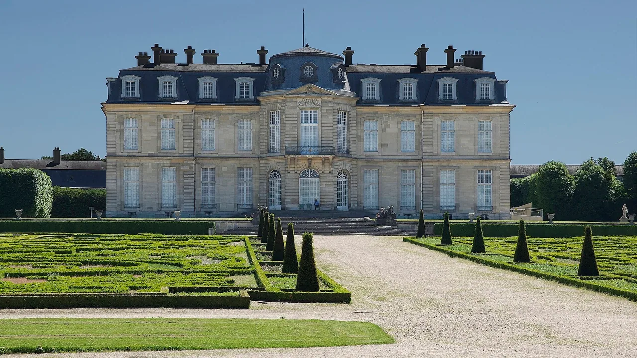 Façade nord du château de Champs-sur-Marne vue depuis son parc, hors spectacle de Noël