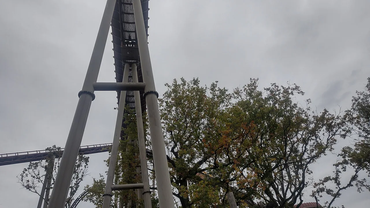 Attraction du Parc Astérix photographiée en octobre 2024, hors saison de Noël