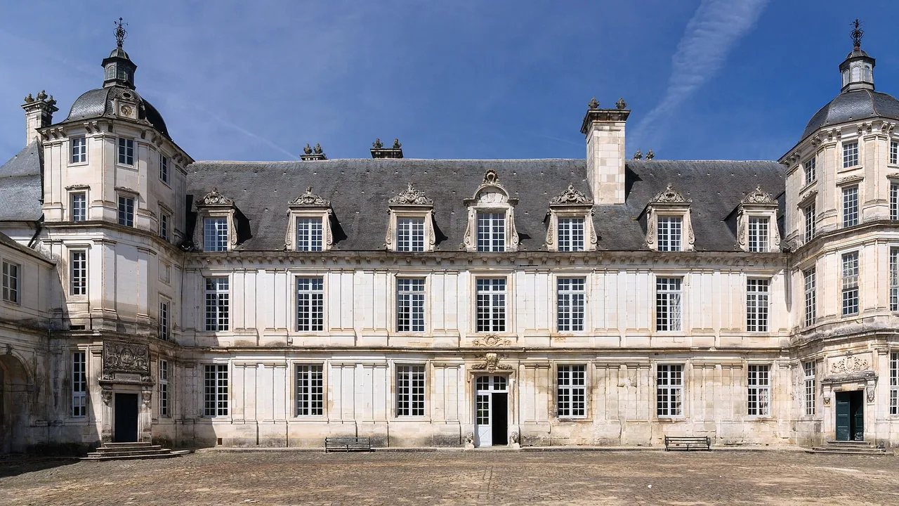 Façade du château de Tanlay vue depuis la cour intérieure