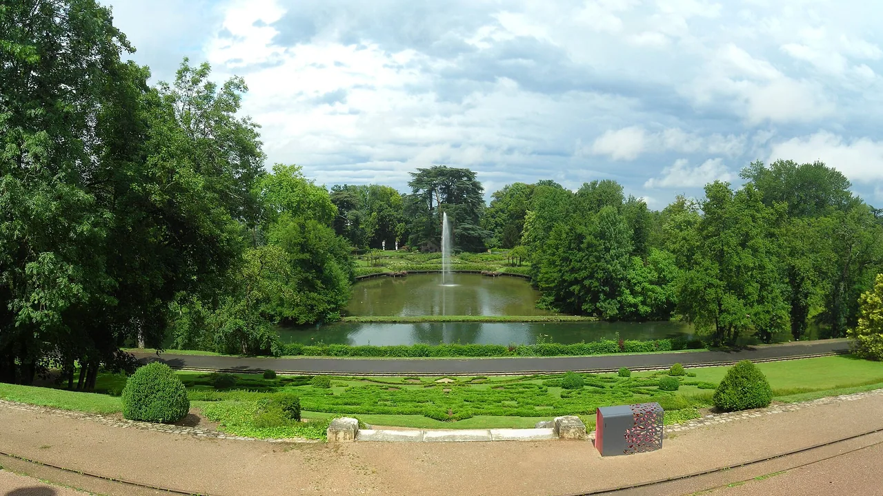 Bassin du Miroir et jardins du Parc floral de la Source à Orléans, photographiés hors hiver