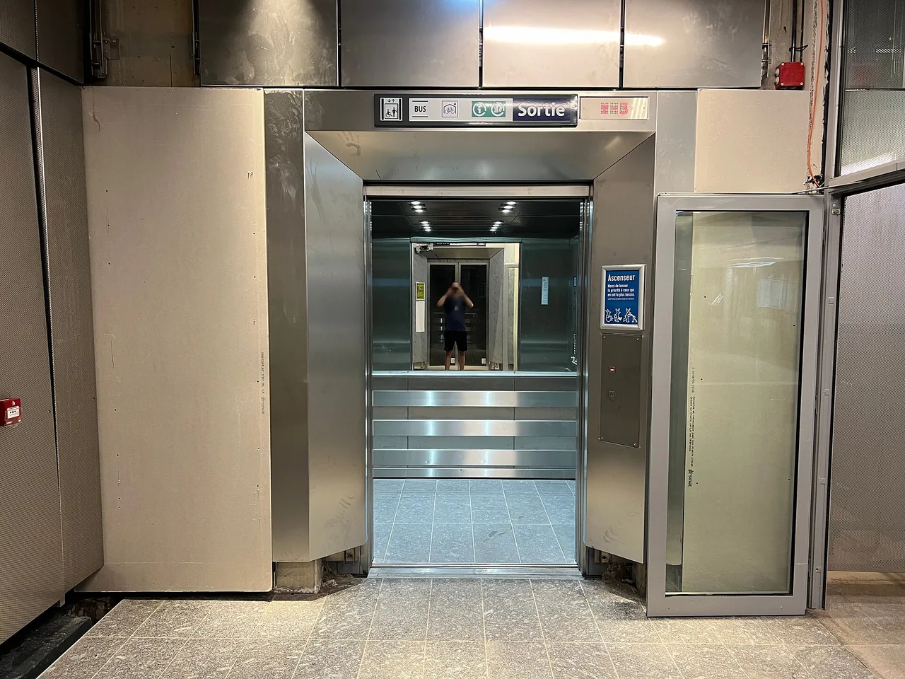 Ascenseur de la station Hôpital Bicêtre sur la ligne 14 du métro, photographié en 2024