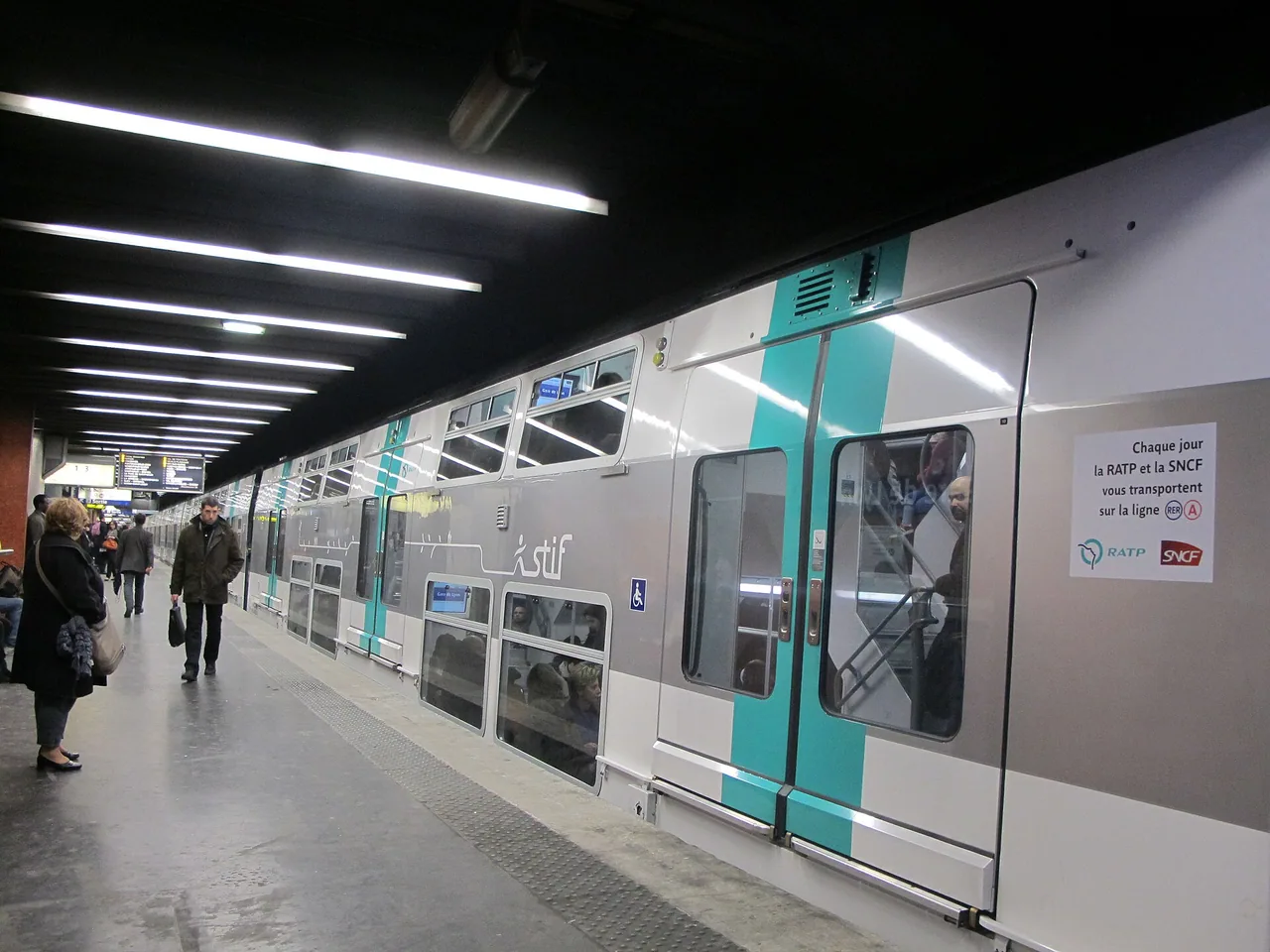 Rame MI09 du RER A en gare de Lyon à Paris, photographiée en 2012