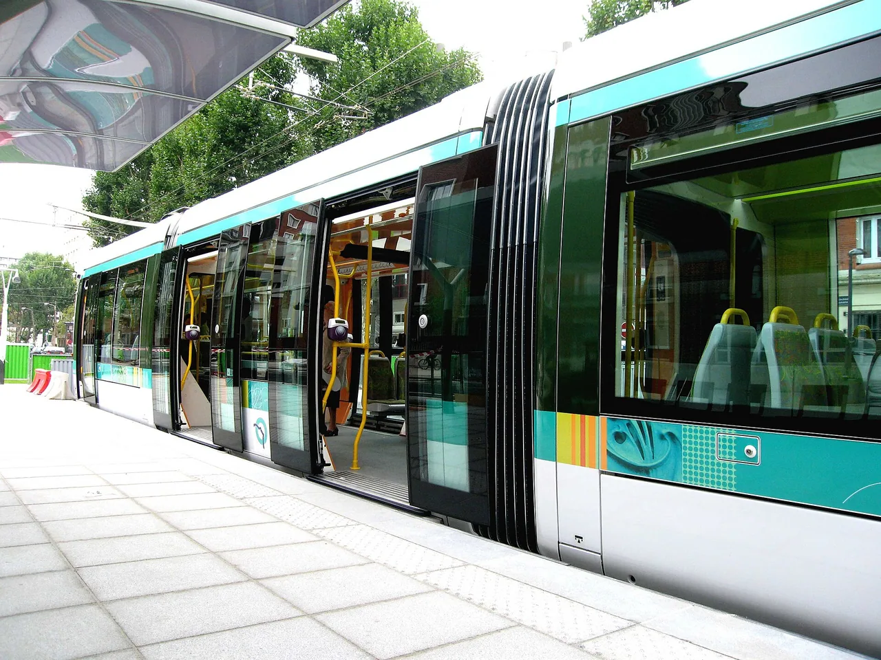 Tramway Citadis 402 de la ligne T3 à Paris, portes ouvertes à Porte d'Ivry en 2006