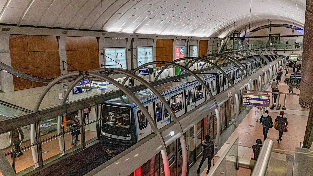 Rame de métro MP14 sur la ligne 14 à la station Châtelet, à Paris, photographiée en 2020