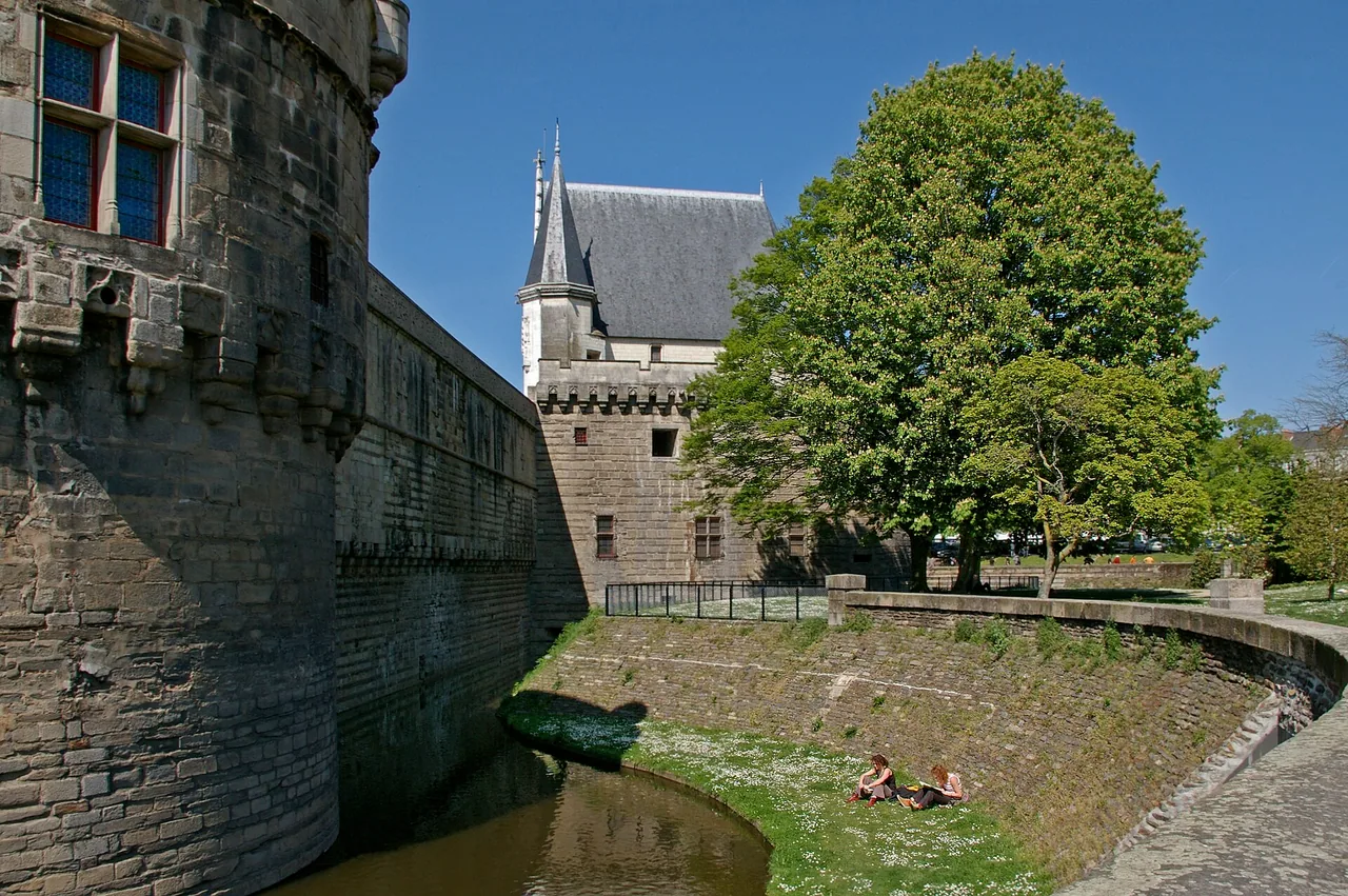 Douves et façades du château des ducs de Bretagne à Nantes