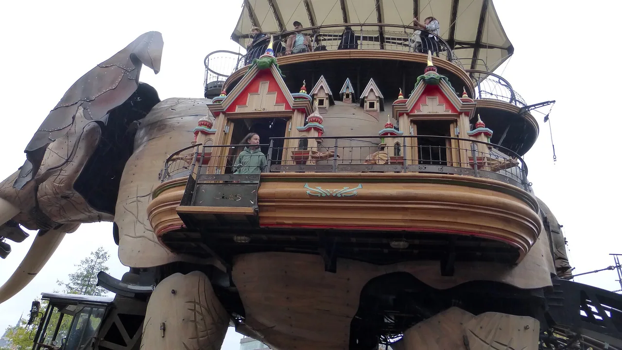 Le Grand Éléphant mécanique des Machines de l'île à Nantes, avec des visiteurs sur ses plateformes