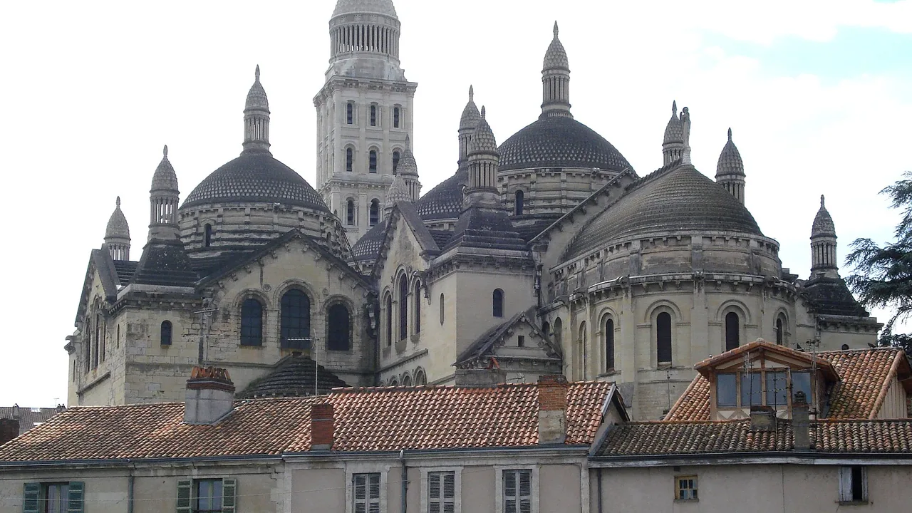 Vue extérieure de la cathédrale Saint-Front dans le centre historique de Périgueux, sans indication de stationnement