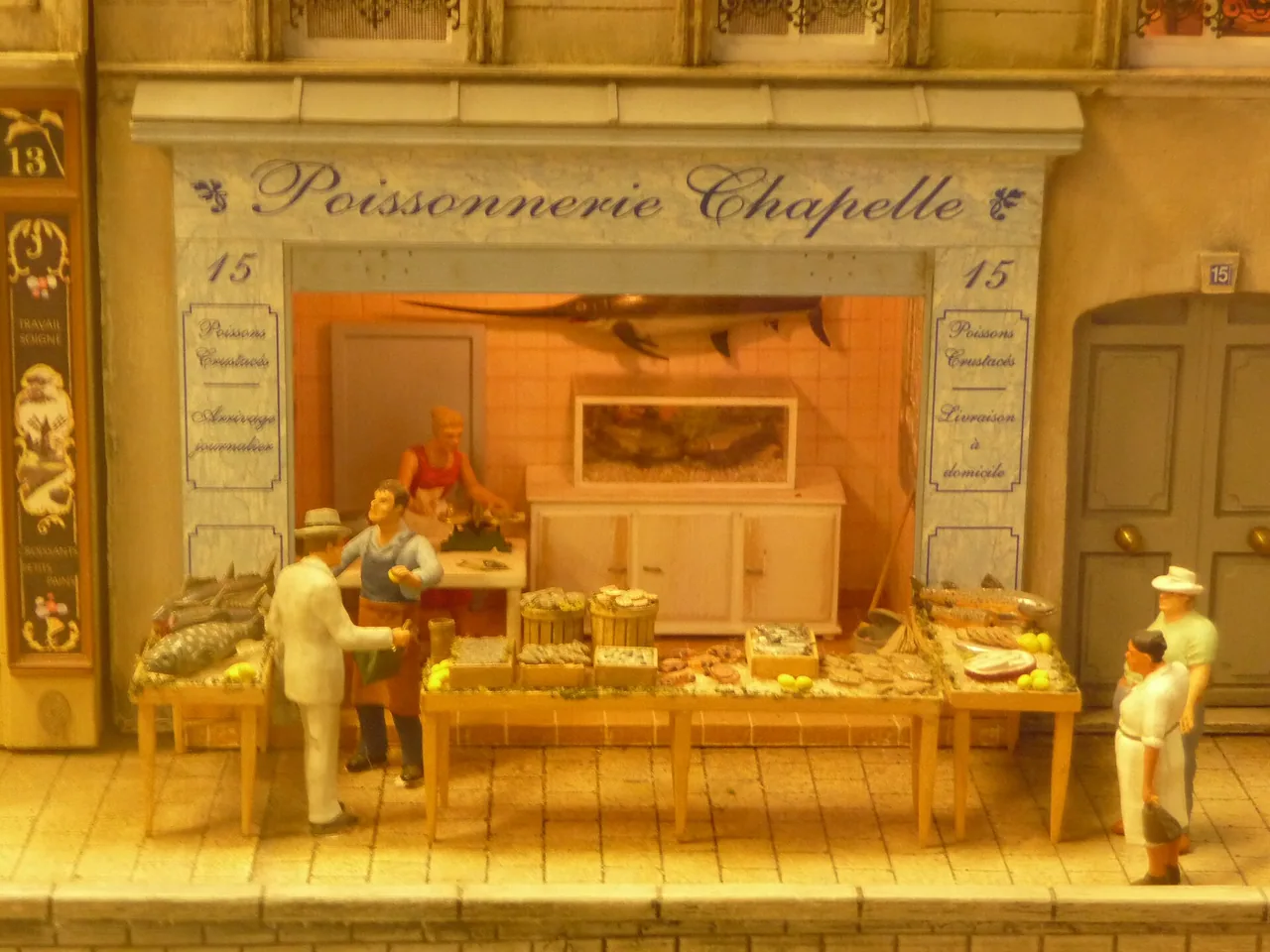 Poissonnerie miniature sur une maquette ferroviaire du musée Rambolitrain