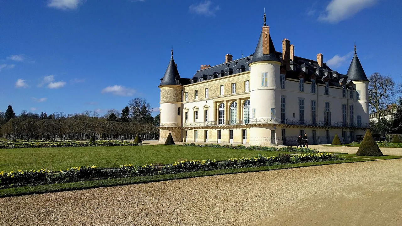 Château de Rambouillet et ses jardins vus depuis la pelouse