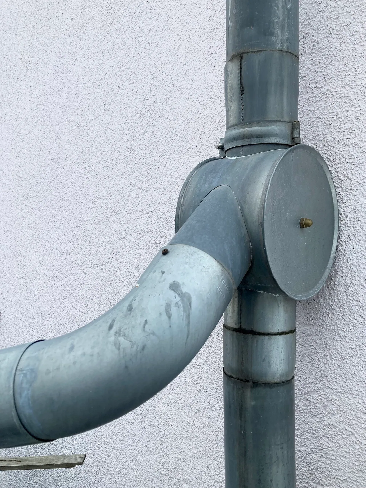 Dérivation en zinc sur une descente de gouttière pour collecter l'eau de pluie