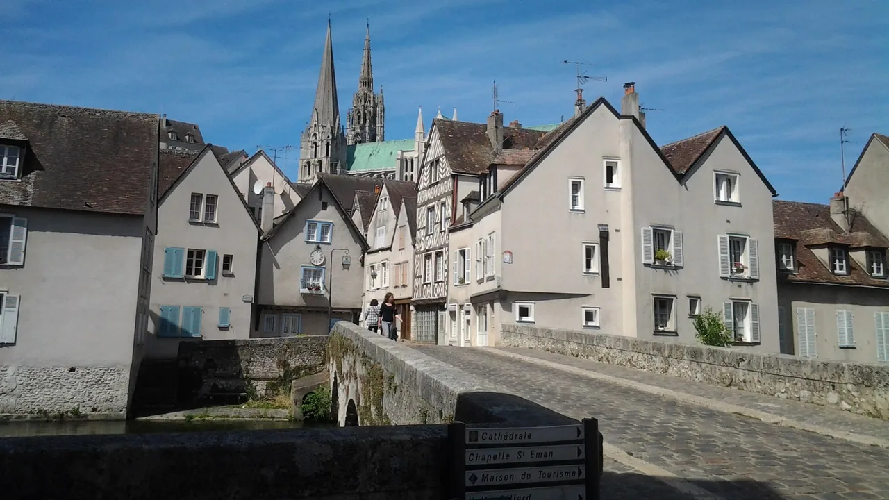 Vue de Chartres depuis le pont Bouju sur la rivière Eure, illustration géographique de la ville